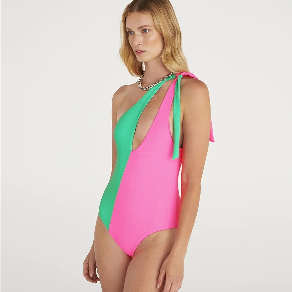 BEACH RIOT

Nia One Piece-never worn, perfect condition